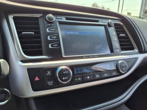 Used 2019 Toyota Highlander SE image 17