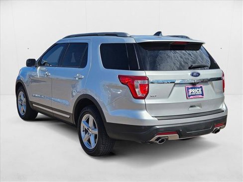 Used 2018 Ford Explorer XLT image 8