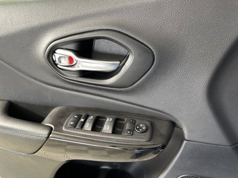 Used 2023 Jeep Cherokee Altitude Lux image 18
