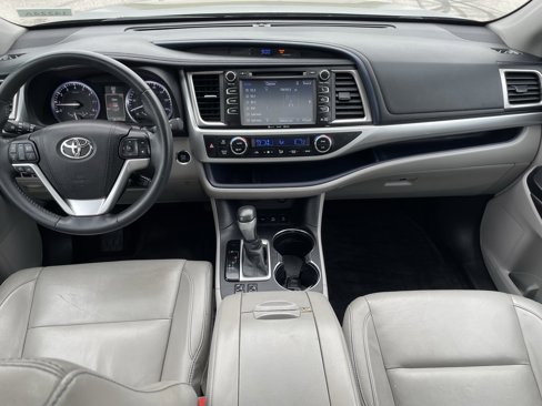 Used 2016 Toyota Highlander XLE image 3