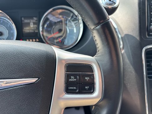 Used 2016 Chrysler Town & Country Touring image 28
