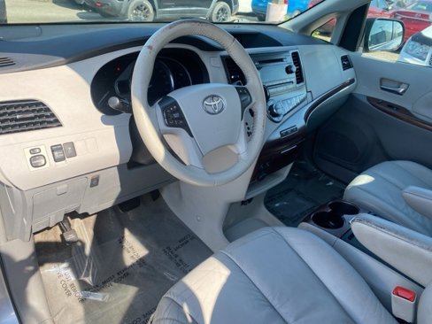 Used 2011 Toyota Sienna XLE image 8