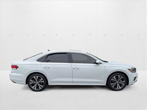 Used 2022 Volkswagen Passat 2.0T SE image 4