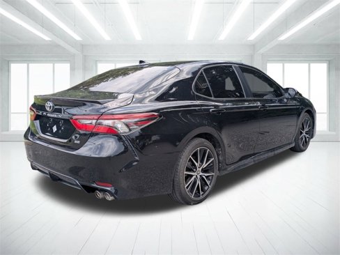 Used 2022 Toyota Camry SE image 3
