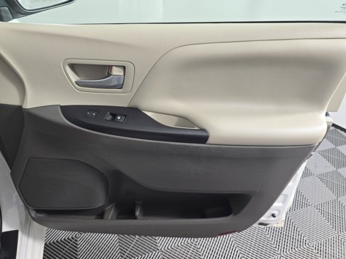 Used 2016 Toyota Sienna LE image 27