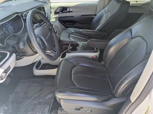 Used 2022 Chrysler Pacifica Touring-L image 15