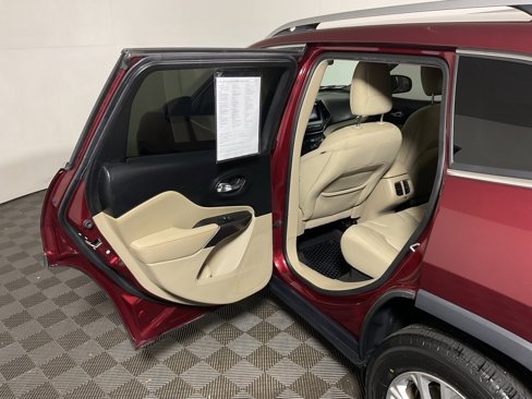 Used 2019 Jeep Cherokee Latitude w/ Cold Weather Group image 29