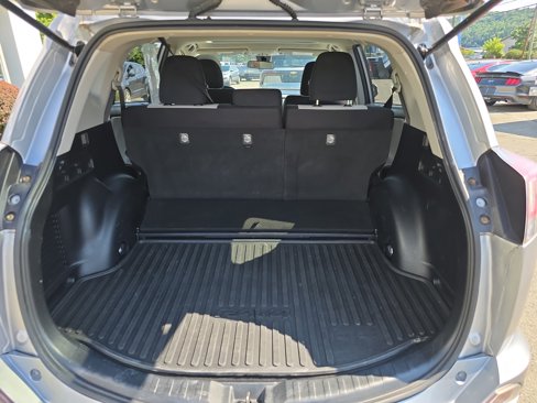 Used 2018 Toyota RAV4 LE image 5