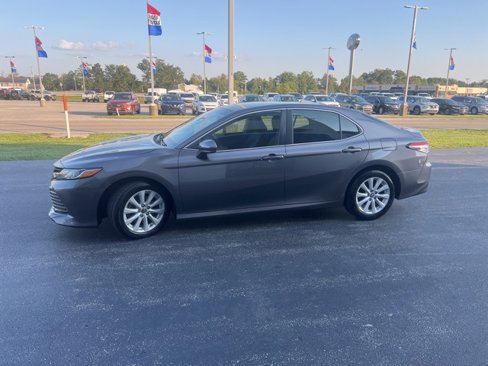 Used 2018 Toyota Camry LE image 5