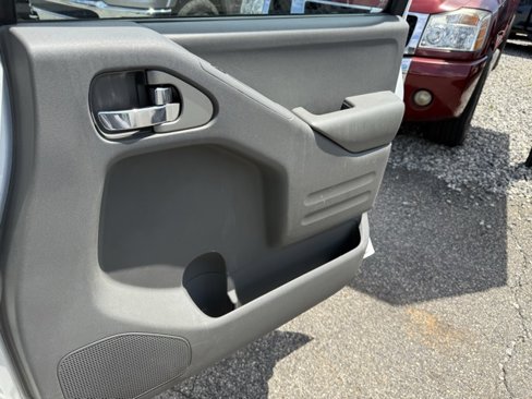 Used 2016 Nissan Frontier SV image 8