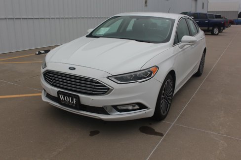 Used 2017 Ford Fusion SE w/ Fusion SE Technology Package image 2