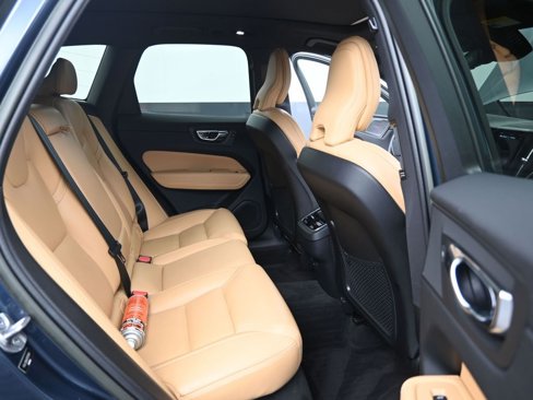 Certified 2023 Volvo XC60 B5 Ultimate w/ Climate Package image 17