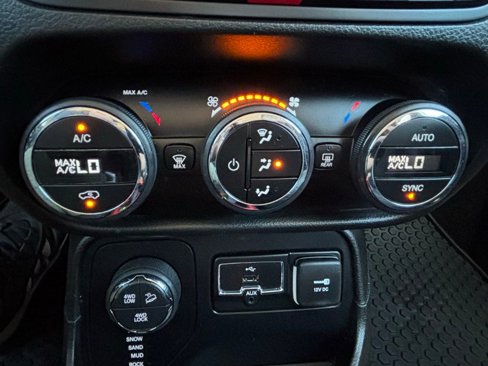 Used 2016 Jeep Renegade Trailhawk w/ Premium Trailhawk Package image 38