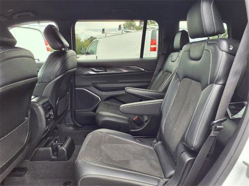 Used 2022 Jeep Grand Cherokee L Laredo image 12