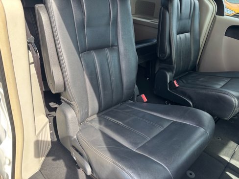 Used 2016 Chrysler Town & Country Touring image 22