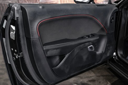 Used 2015 Dodge Challenger SXT image 30