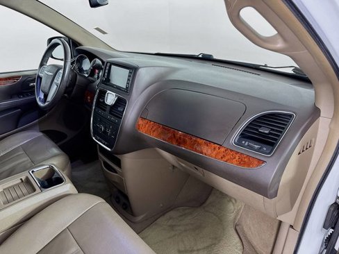 Used 2016 Chrysler Town & Country Touring image 32