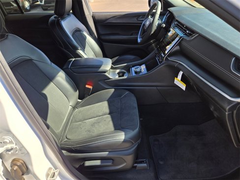 Certified 2024 Jeep Grand Cherokee Altitude image 18