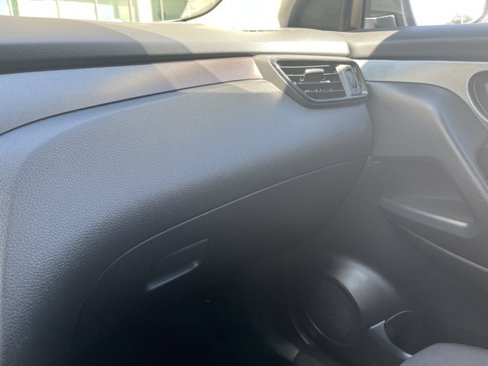 Used 2020 Nissan Rogue Sport S image 14