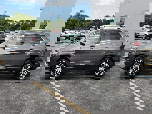 Used 2019 Jeep Cherokee Latitude Plus w/ Cold Weather Group image 5