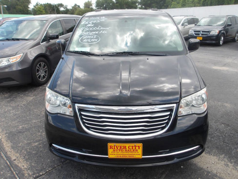 Used 2016 Chrysler Town & Country Touring-L image 2