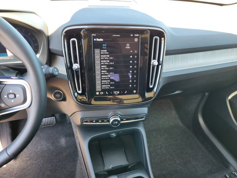 New 2025 Volvo XC40 B5 Core w/ Protection Package image 24