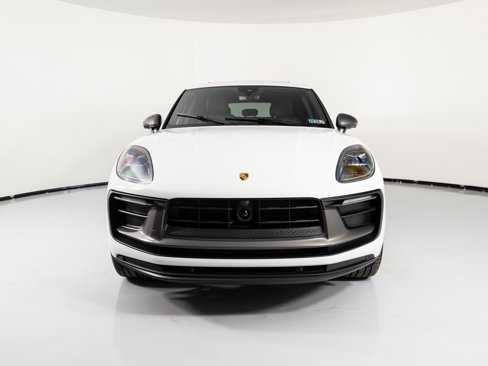 Certified 2025 Porsche Macan Turbo image 13