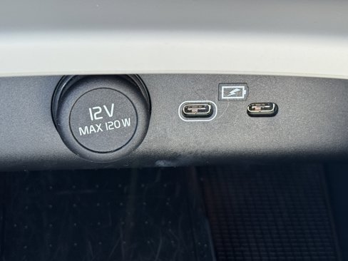 Certified 2024 Volvo XC40 B5 Plus image 25