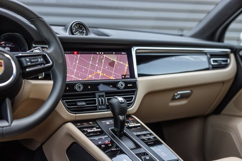 Certified 2025 Porsche Macan image 15