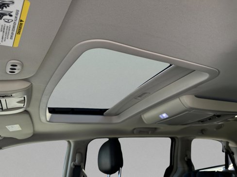 Used 2016 Chrysler Town & Country Touring-L image 8