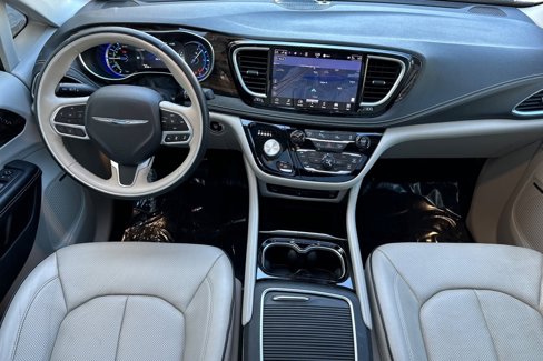 Used 2021 Chrysler Pacifica Limited w/ Uconnect Theater Family Group image 3