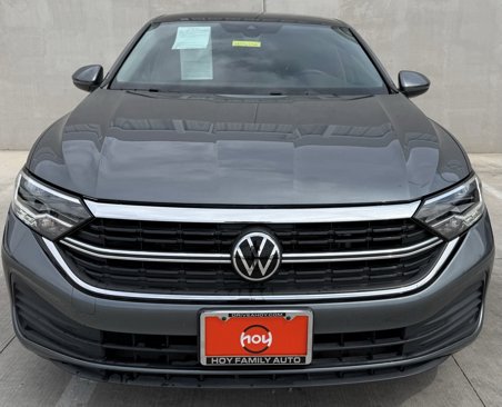 Used 2023 Volkswagen Jetta SE image 2