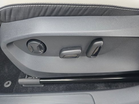 New 2025 Volkswagen Taos SE image 26