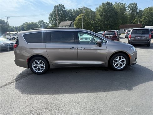 Used 2017 Chrysler Pacifica Touring-L w/ Tire & Wheel Group image 6