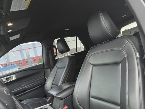 Used 2020 Ford Explorer XLT w/ Equipment Group 202A image 10