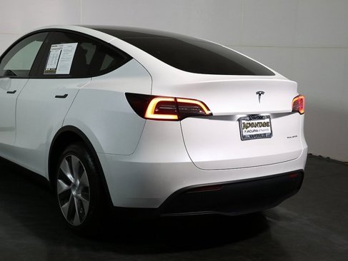 Used 2021 Tesla Model Y Long Range image 11