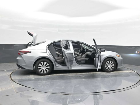 Used 2021 Toyota Camry LE image 38