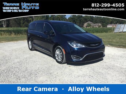 Used 2017 Chrysler Pacifica Touring-L image 1