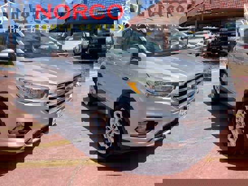 Used 2017 Ford Escape SE image 2