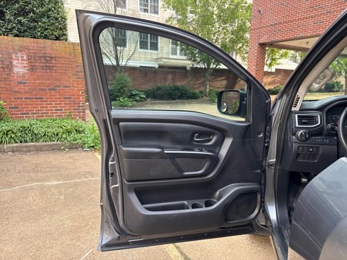 Used 2017 Nissan Titan S image 11