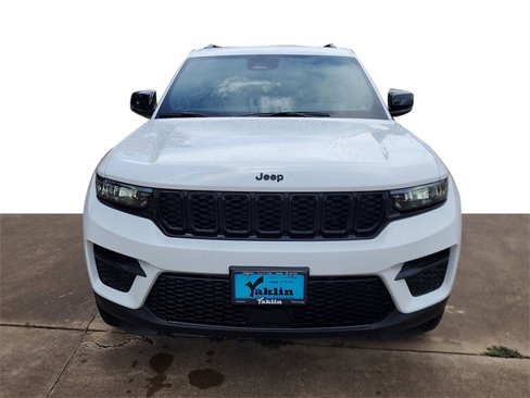 New 2025 Jeep Grand Cherokee Altitude image 2