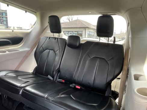 Used 2020 Chrysler Pacifica Touring-L image 36