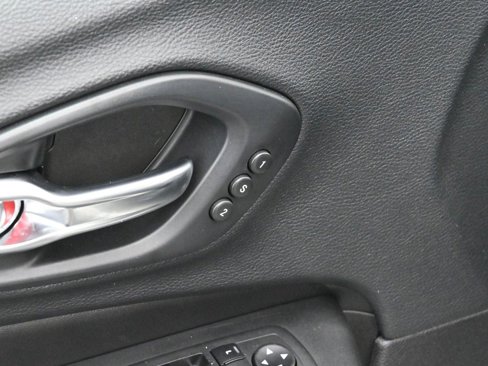 Used 2019 Jeep Cherokee Trailhawk image 10