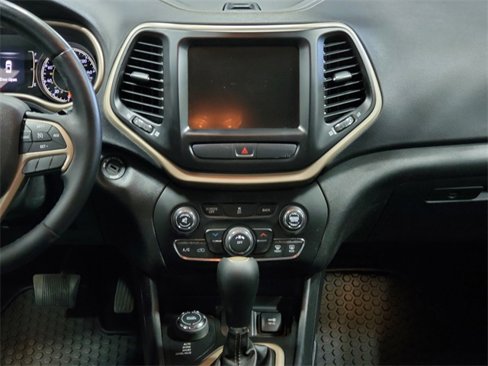 Used 2017 Jeep Cherokee Latitude w/ Cold Weather Group image 17