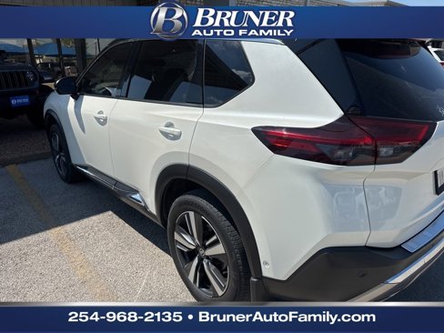 Used 2021 Nissan Rogue Platinum image 3