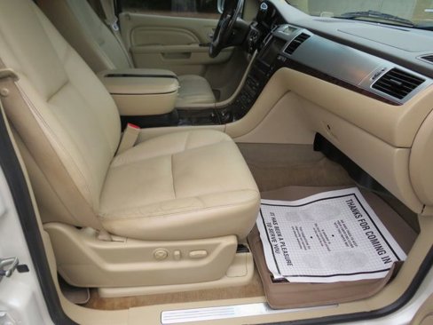 Used 2011 Cadillac Escalade ESV Premium image 41