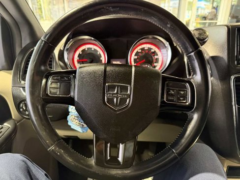 Used 2017 Dodge Grand Caravan SXT image 16