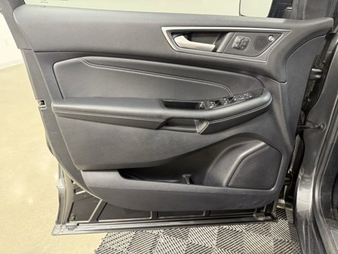 Used 2020 Ford Edge Titanium image 8