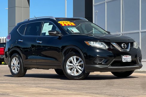 Used 2015 Nissan Rogue SV image 2