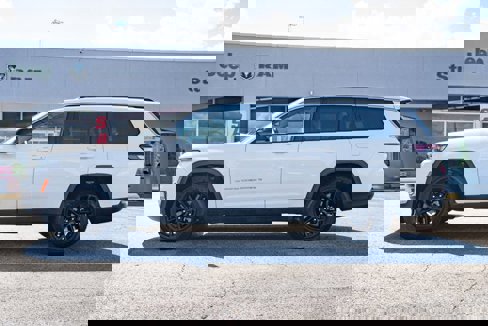 Used 2023 Jeep Grand Cherokee L Laredo image 2